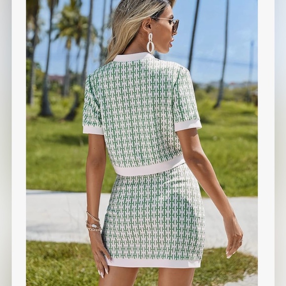 Green and white two piece set. - Picture 2 of 6